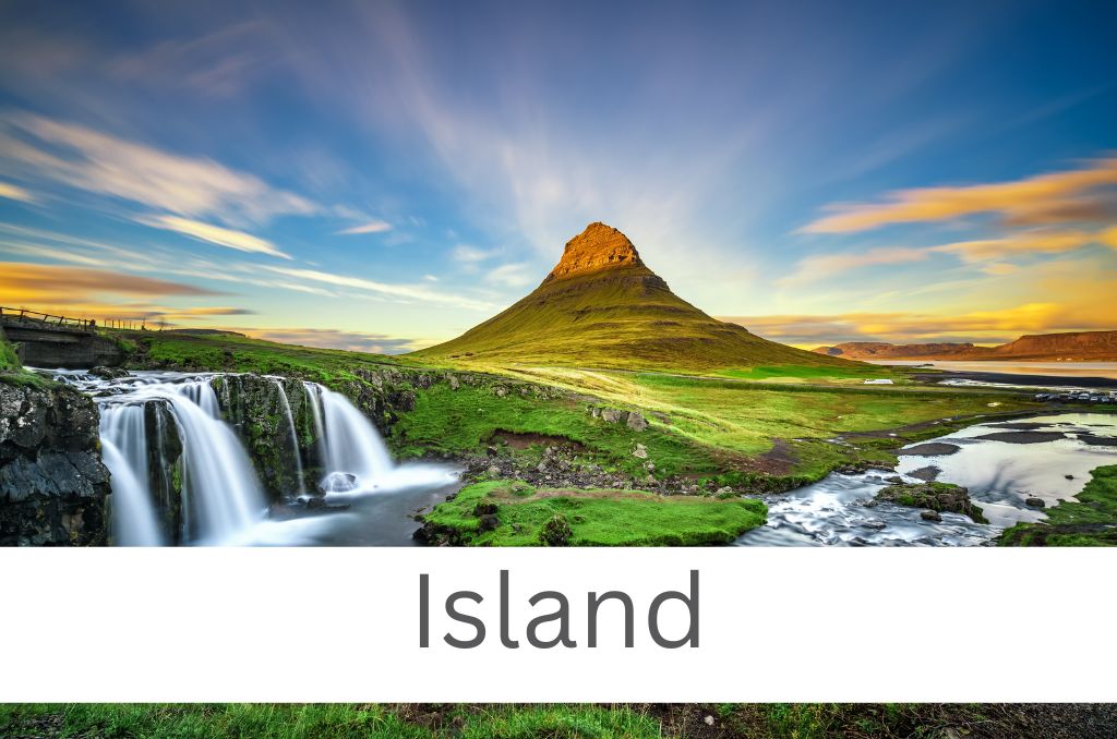 Der Kirkjufell-Berg in Island im Abendlicht, links ein kleiner Wasserfall (Kirkjufellsfoss). Unten steht auf weißem Grund der Text "Island".