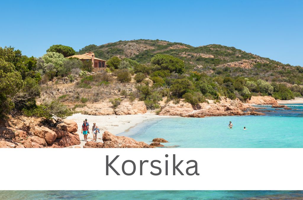 Bucht auf Korsika mit türkisblauem Wasser, rotem Felsstrand, badenden Personen und einem Haus am Hügel.