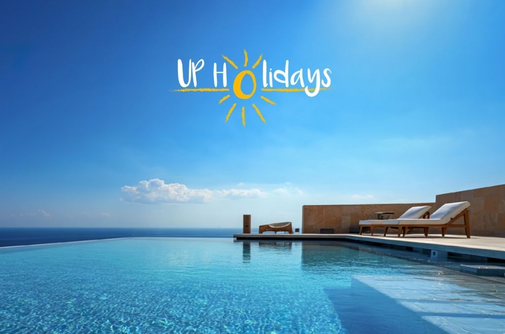 Logo UP Holidays mit gelber Sonne über einem Infinity-Pool, der scheinbar ins blaue Meer übergeht. Rechts stehen weiße Sonnenliegen.